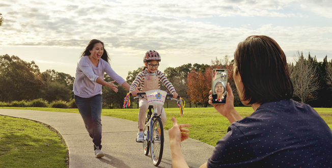 dad videos girl on bike